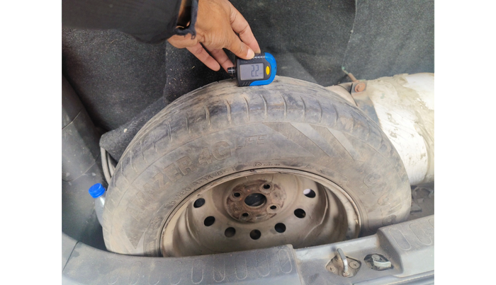 2010 Maruti Ritz LXI, Petrol, Manual, 1,20,586 km, tyre