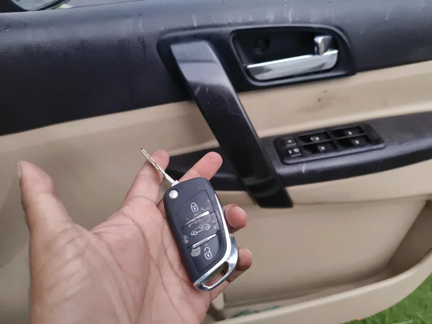2013 Tata Safari Storme 2.2 LX 4X2, Diesel, Manual, 1,28,500 km, interior