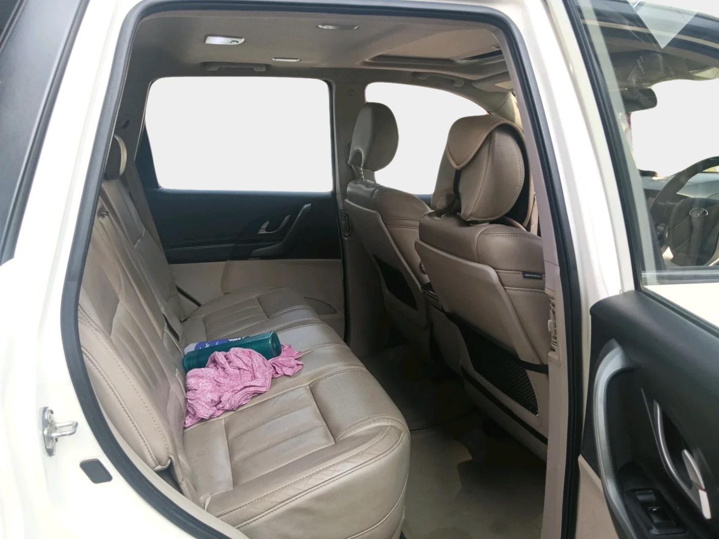 2017 Mahindra XUV500 W10, Diesel, Manual, 1,12,720 km, interior
