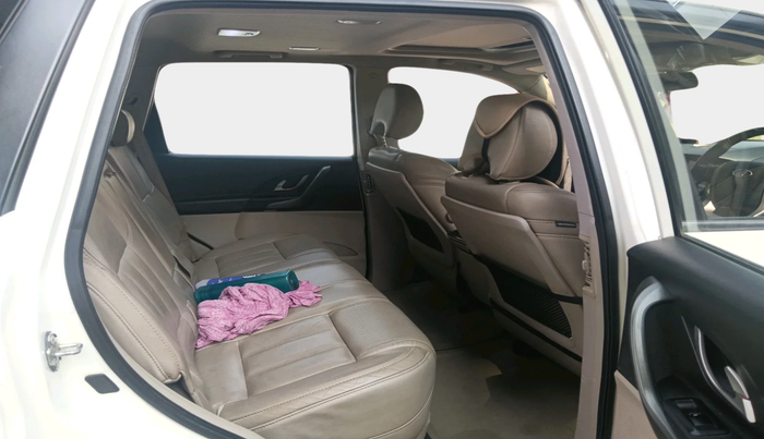 2017 Mahindra XUV500 W10, Diesel, Manual, 1,12,720 km, interior