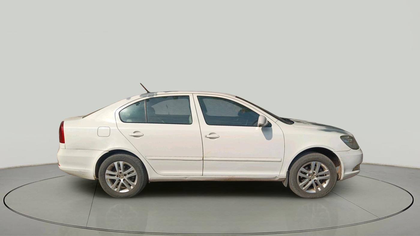 2013 Skoda Laura ELEGANCE 2.0 TDI CR AT, Diesel, Automatic, 1,24,750 km, exterior