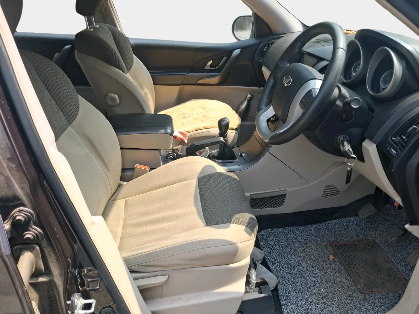 2016 Mahindra XUV500 W6, Diesel, Manual, 1,04,672 km, interior