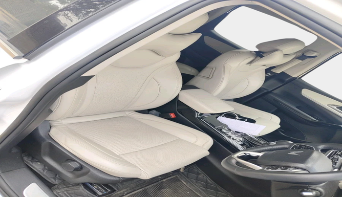 2023 Mahindra XUV700 AX 7 LUXURY P AT 7 STR, Petrol, Automatic, 57,506 km, interior