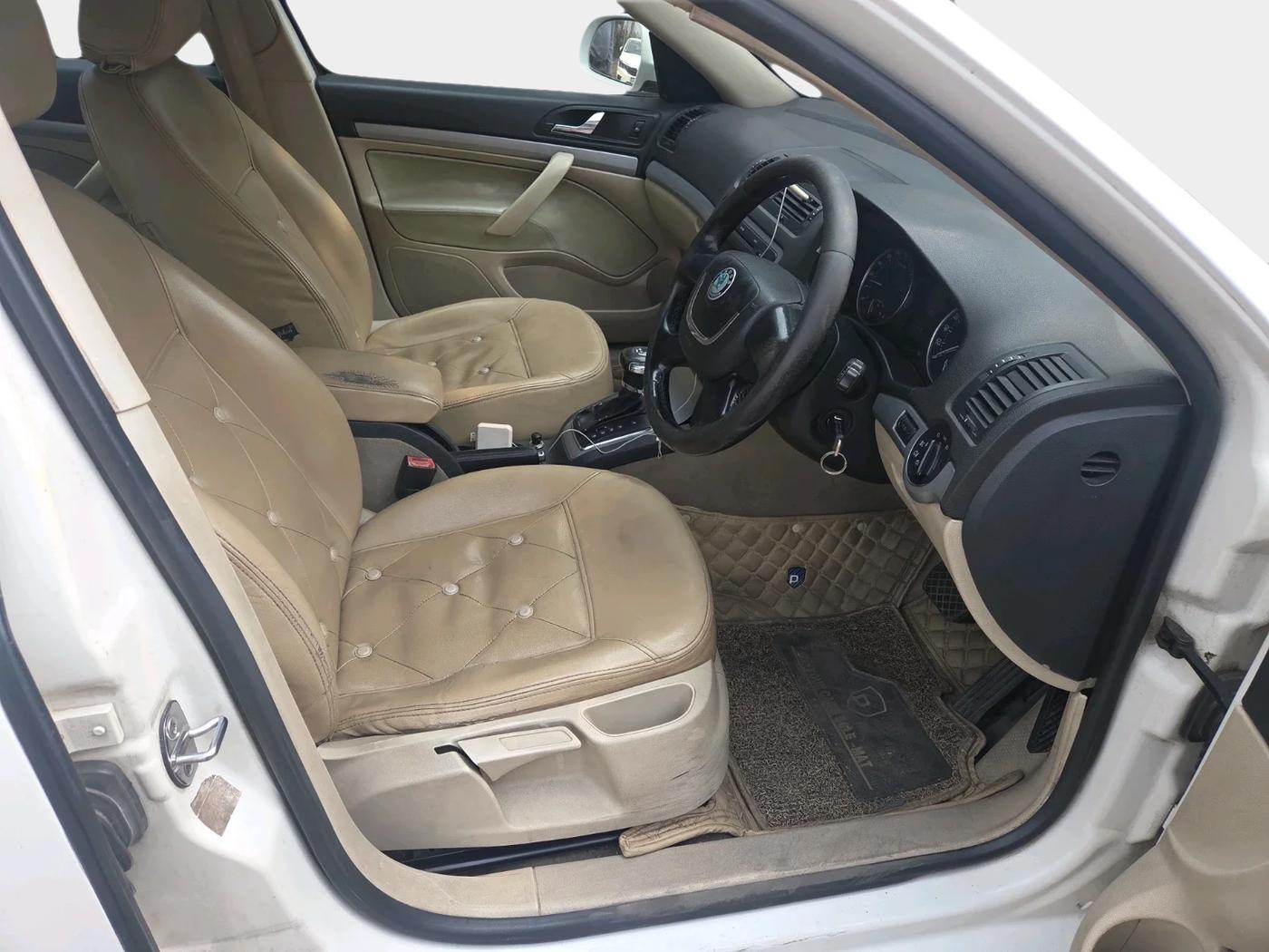 2011 Skoda Laura ELEGANCE 2.0 TDI CR AT, Diesel, Automatic, 2,26,661 km, interior