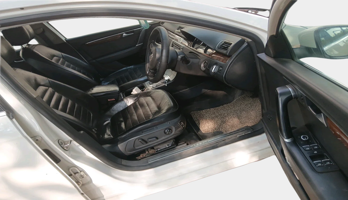 2011 Volkswagen Passat 2.0 PD DSG, Diesel, Automatic, 1,56,189 km, interior
