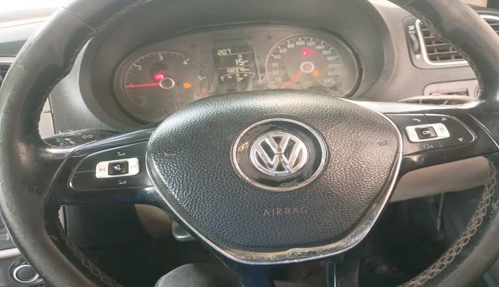 2016 Volkswagen Polo HIGHLINE1.5L, Diesel, Manual, 1,32,376 km, interior