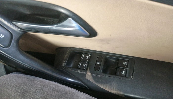 2016 Volkswagen Polo HIGHLINE1.5L, Diesel, Manual, 1,32,376 km, interior