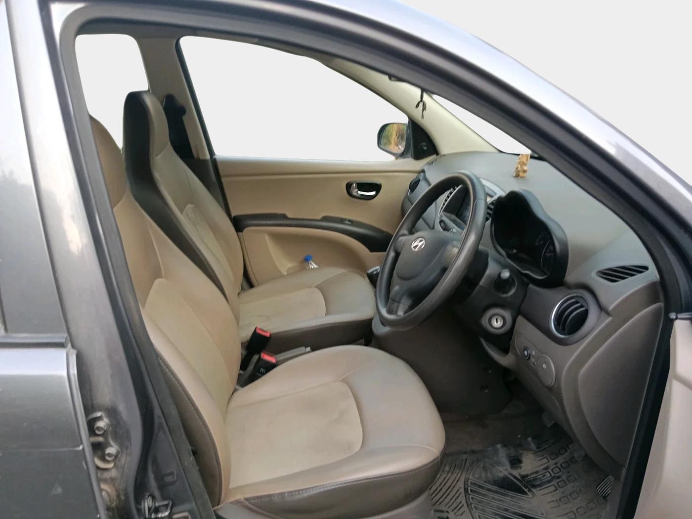 2015 Hyundai i10 SPORTZ 1.1, CNG, Manual, 1,04,444 km, interior