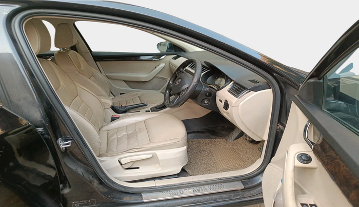 2014 Skoda Octavia AMBITION 2.0 TDI AT, Diesel, Automatic, 1,79,443 km, interior