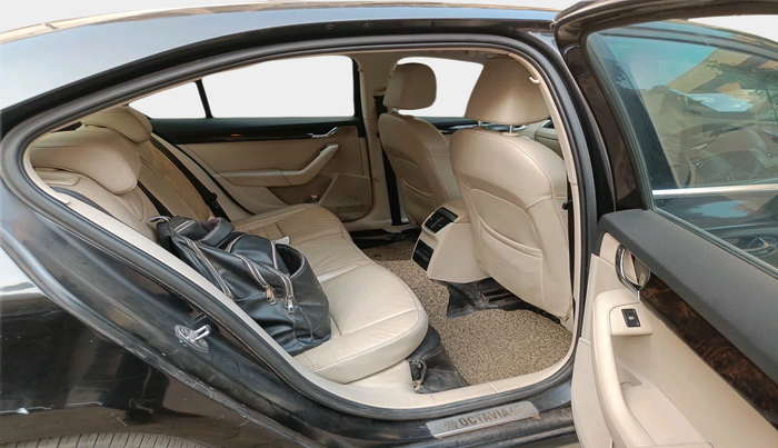 2014 Skoda Octavia AMBITION 2.0 TDI AT, Diesel, Automatic, 1,79,443 km, interior