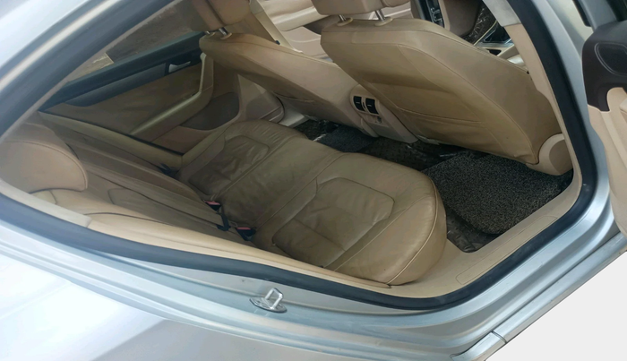 2012 Volkswagen Passat COMFORTLINE 2.0 TDI MT, Diesel, Manual, 1,96,286 km, interior