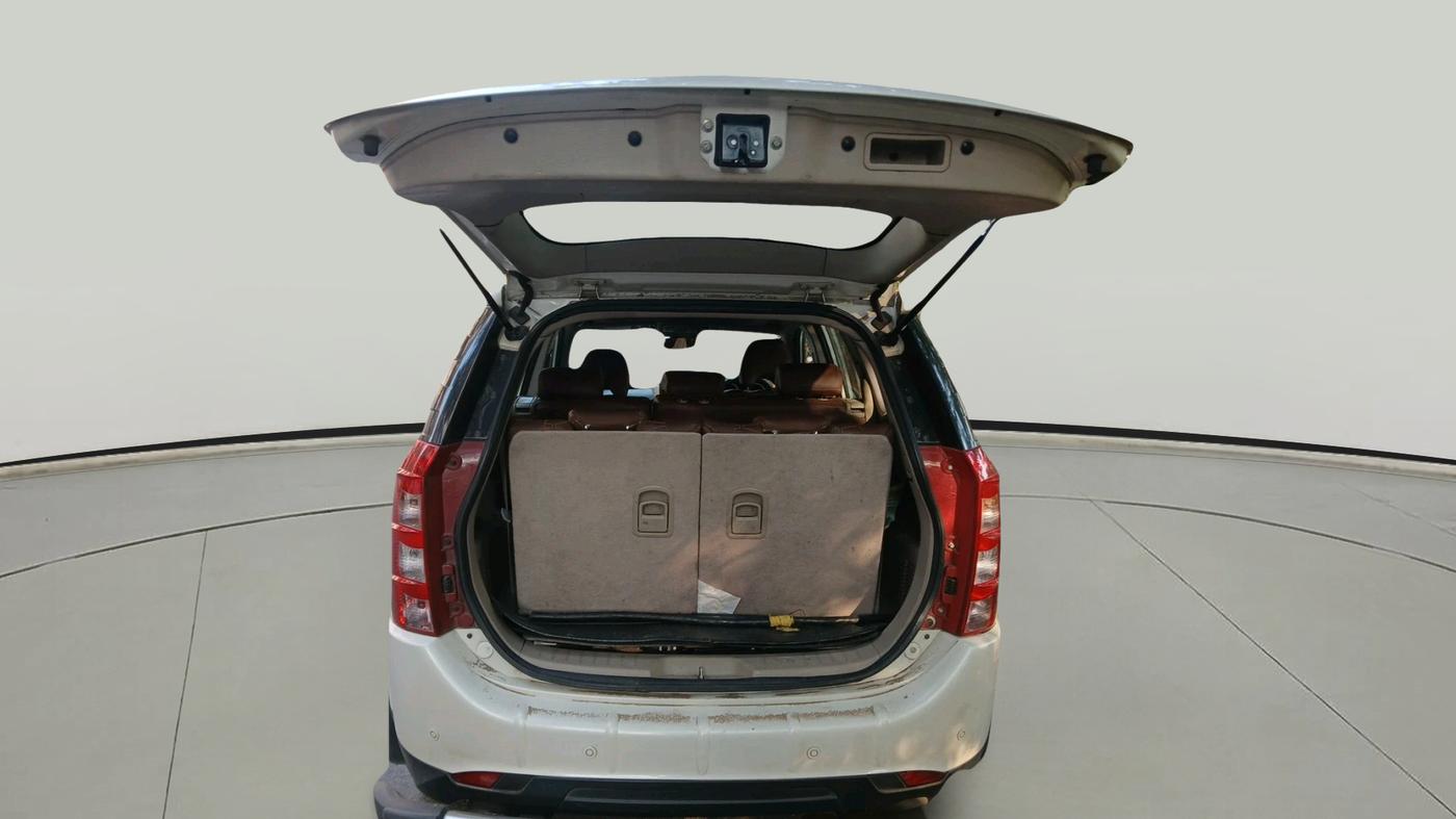 2017 Mahindra XUV500 W10 AT, Diesel, Automatic, 1,97,559 km, exterior