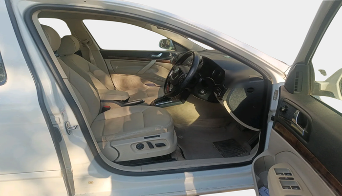 2013 Skoda Laura ELEGANCE 2.0 TDI CR AT, Diesel, Automatic, 1,29,165 km, interior