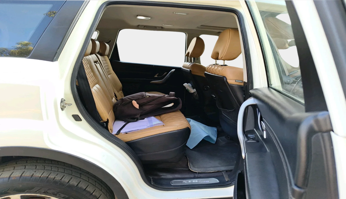 2018 Mahindra XUV500 W11, Diesel, Manual, 2,23,991 km, interior