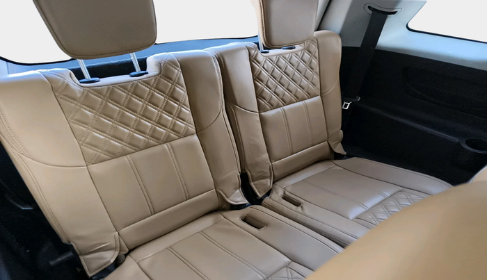 2018 Mahindra XUV500 W11, Diesel, Manual, 2,23,991 km, interior