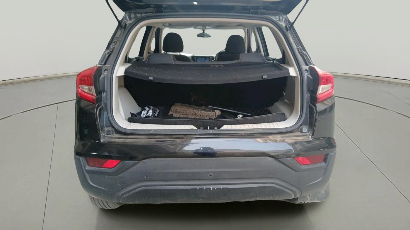 2023 Mahindra XUV300 W6 1.2 PETROL, Petrol, Manual, 12,477 km, exterior