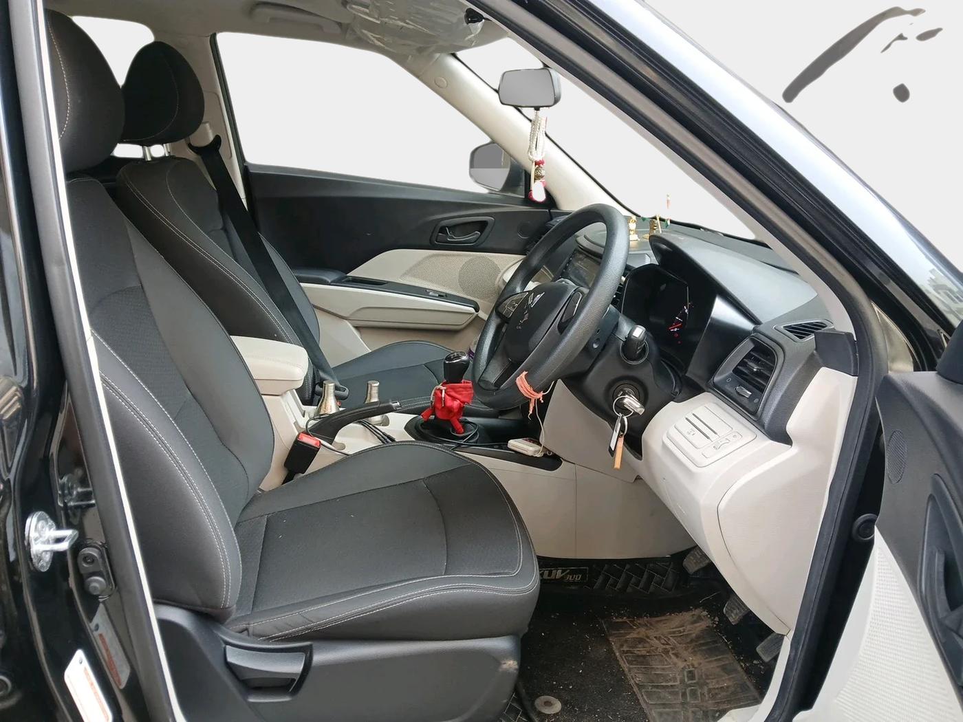 2023 Mahindra XUV300 W6 1.2 PETROL, Petrol, Manual, 12,477 km, interior