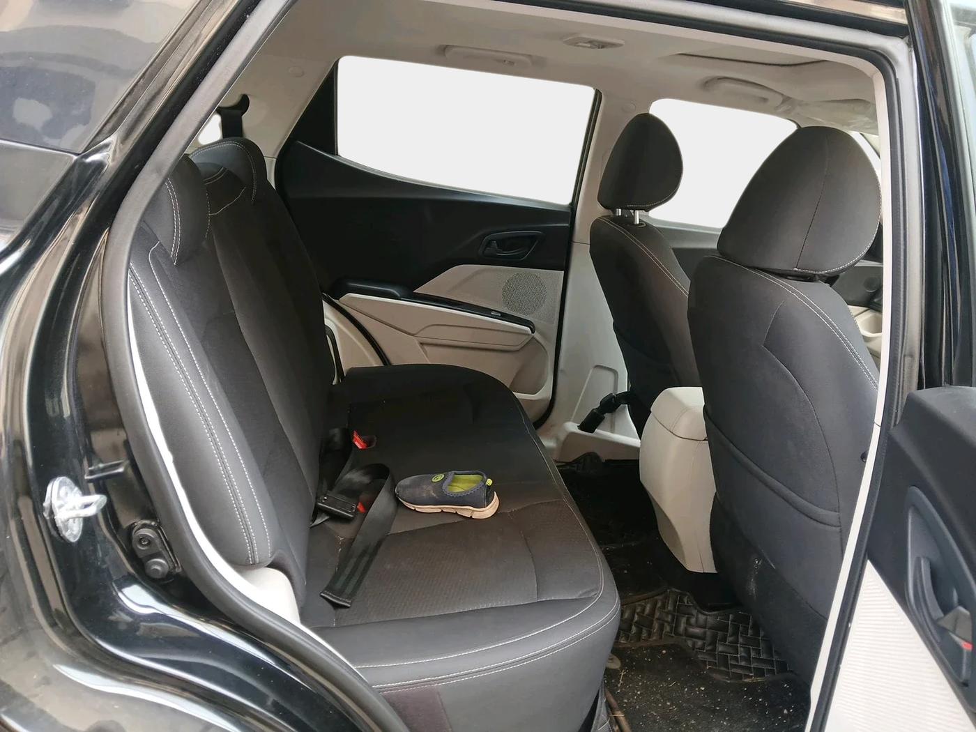 2023 Mahindra XUV300 W6 1.2 PETROL, Petrol, Manual, 12,477 km, interior