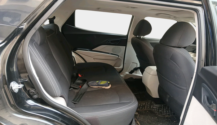 2023 Mahindra XUV300 W6 1.2 PETROL, Petrol, Manual, 12,477 km, interior