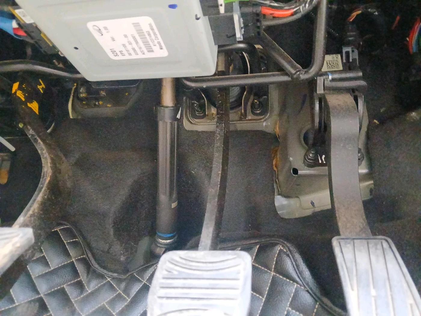 2023 Mahindra XUV300 W6 1.2 PETROL, Petrol, Manual, 12,477 km, interior