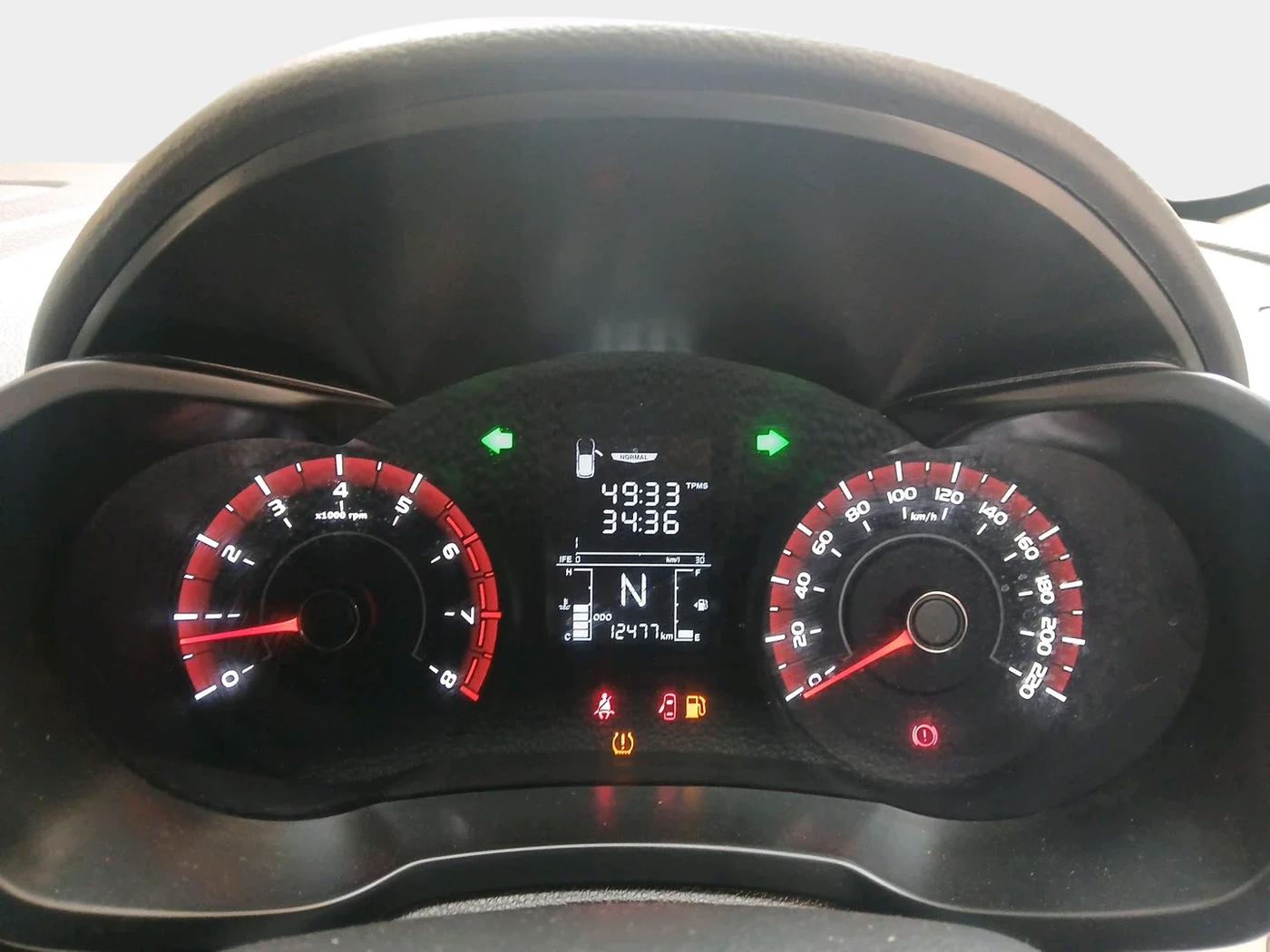 2023 Mahindra XUV300 W6 1.2 PETROL, Petrol, Manual, 12,477 km, interior