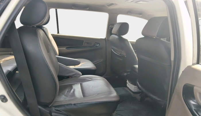 2015 Toyota Innova 2.5 GX 7 STR, Diesel, Manual, 1,82,347 km, interior