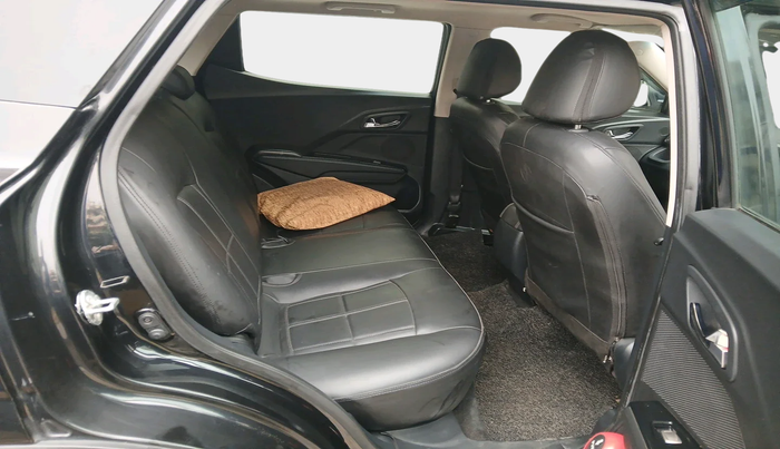 2022 Mahindra XUV300 W8 1.2 PETROL, Petrol, Manual, 42,736 km, interior