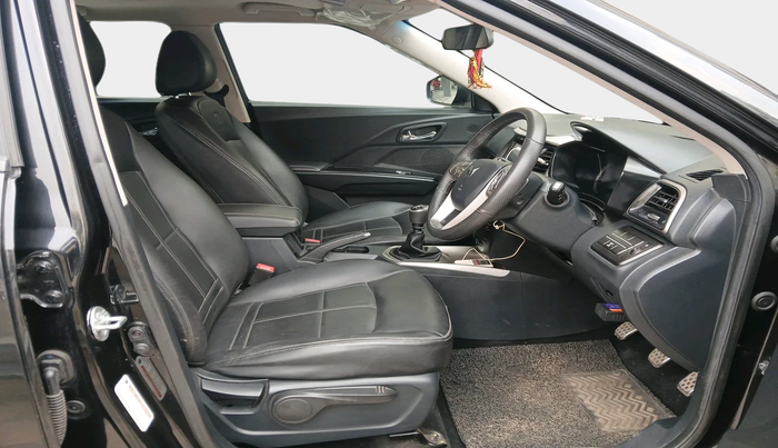 2022 Mahindra XUV300 W8 1.2 PETROL, Petrol, Manual, 42,736 km, interior