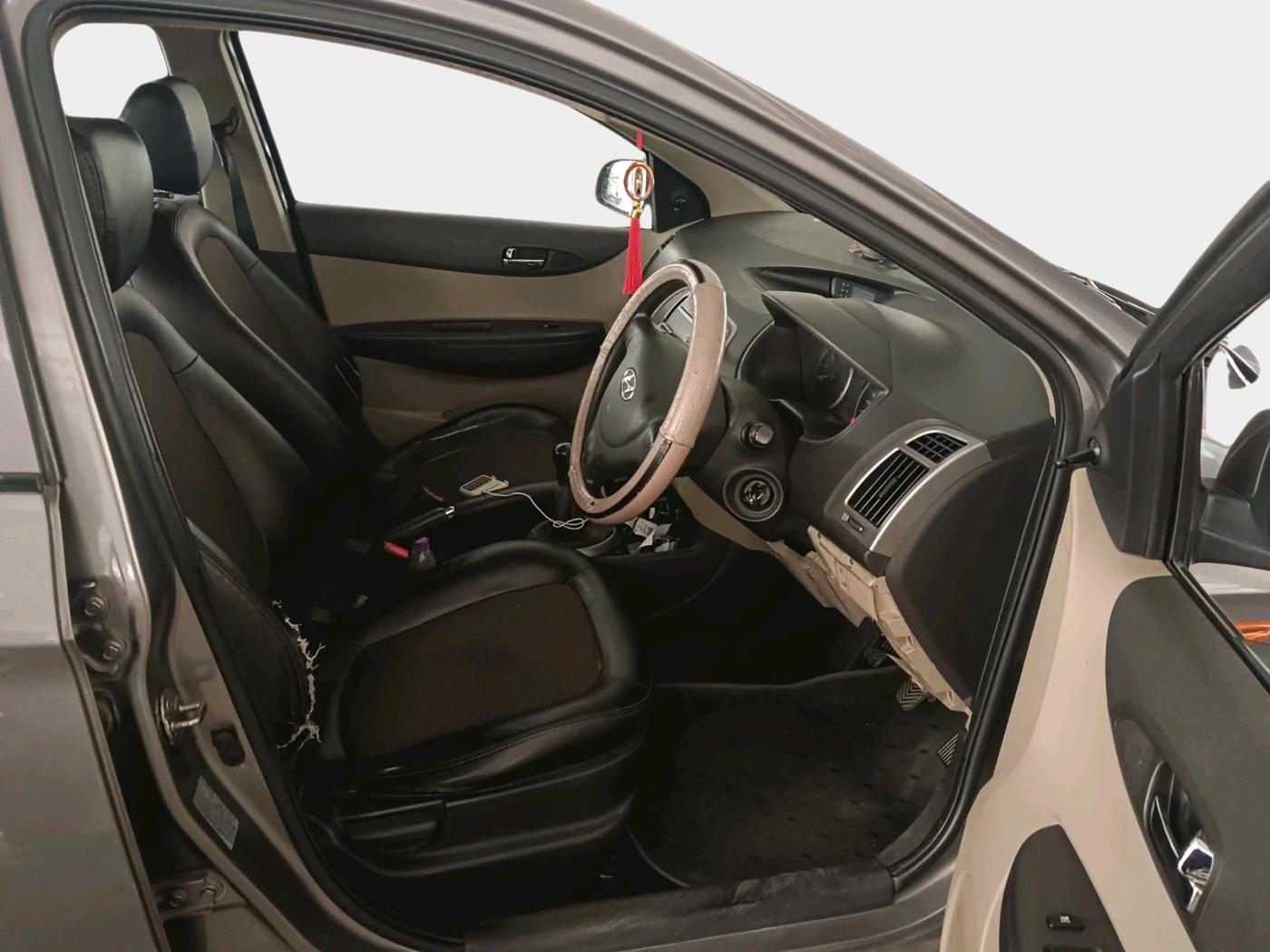 2013 Hyundai i20 MAGNA 1.2, Petrol, Manual, 60,363 km, interior