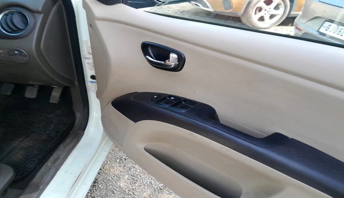 2013 Hyundai i10 MAGNA 1.1, Petrol, Manual, 1,57,348 km, interior