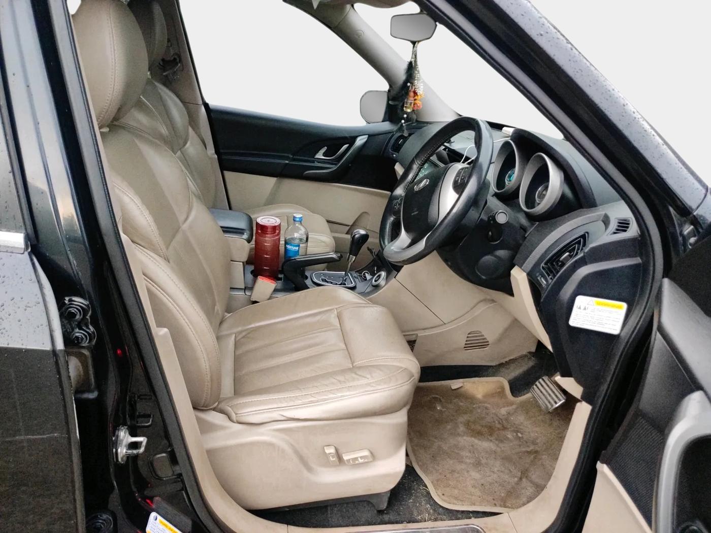 2017 Mahindra XUV500 W10 AWD AT, Diesel, Automatic, 1,19,000 km, interior