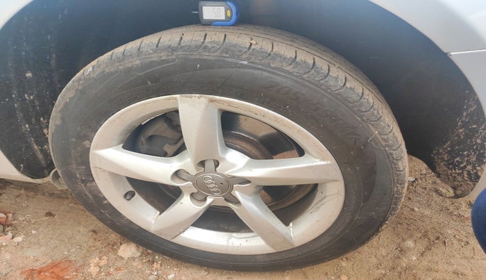 2013 Audi A4 2.0 TDI PREMIUM PLUS, Diesel, Automatic, 1,08,081 km, tyre