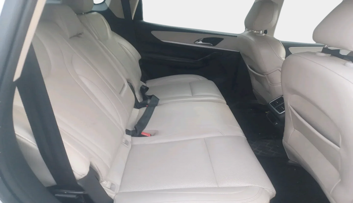 2021 Mahindra XUV700 AX 7 LUXURY P AT 7 STR, Petrol, Automatic, 16,50,000 km, interior
