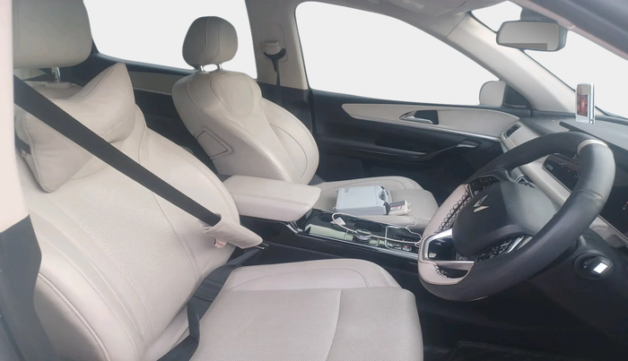 2021 Mahindra XUV700 AX 7 LUXURY P AT 7 STR, Petrol, Automatic, 16,50,000 km, interior