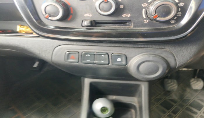 2018 Renault Kwid RXT 1.0, Petrol, Manual, 1,06,058 km, interior