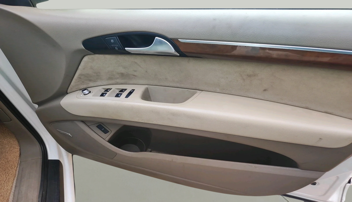 2011 Audi Q7 3.0 TDI QUATTRO, Diesel, Automatic, 1,24,141 km, interior