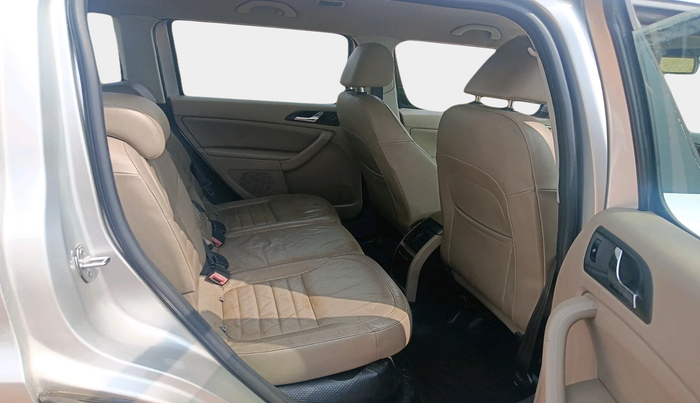 2011 Skoda Yeti ELEGANCE 2.0 TDI CR 4X4, Diesel, Manual, 1,61,481 km, interior