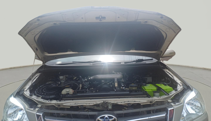 2014 Toyota Innova 2.5 ZX 7 STR, Diesel, Manual, 1,29,625 km, exterior