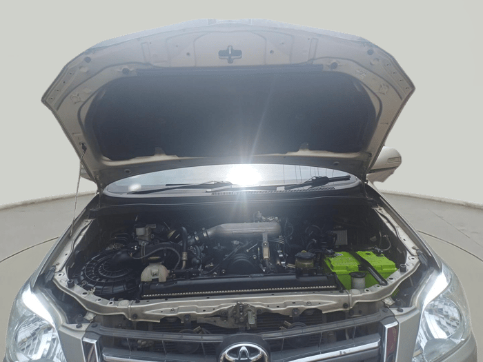 2014 Toyota Innova 2.5 ZX 7 STR, Diesel, Manual, 1,30,215 km, exterior