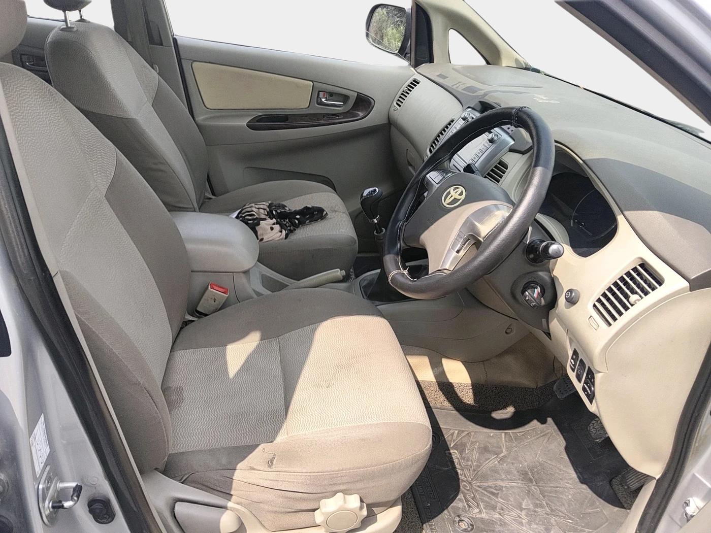2014 Toyota Innova 2.5 VX 8 STR, Diesel, Manual, 3,28,447 km, interior