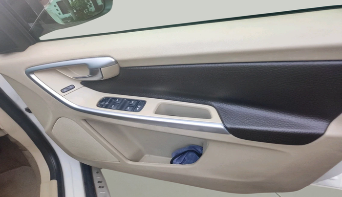 2011 Volvo XC 60 D5 AWD AT, Diesel, Automatic, 1,75,979 km, interior