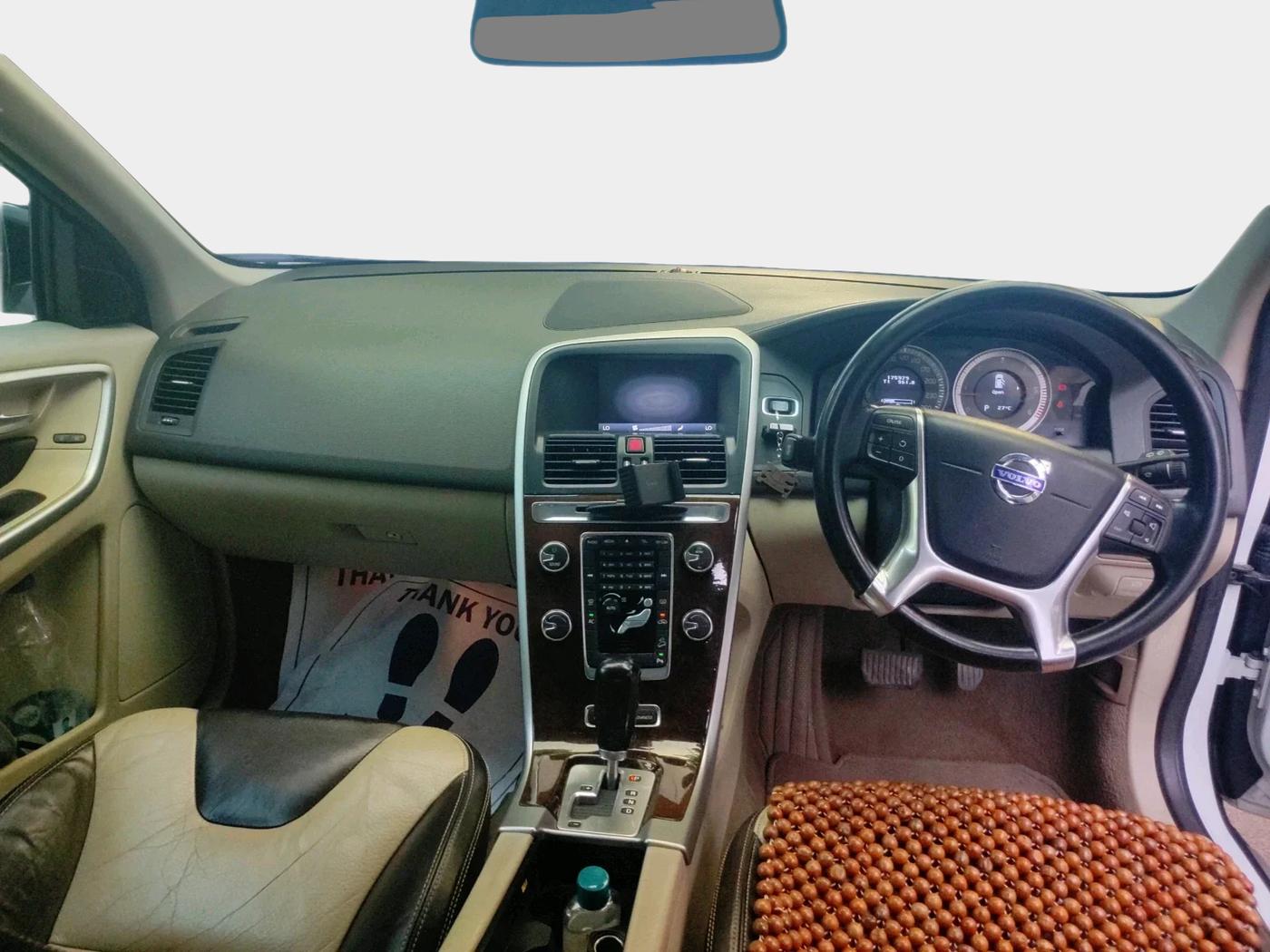 2011 Volvo XC 60 D5 AWD AT, Diesel, Automatic, 1,75,979 km, interior
