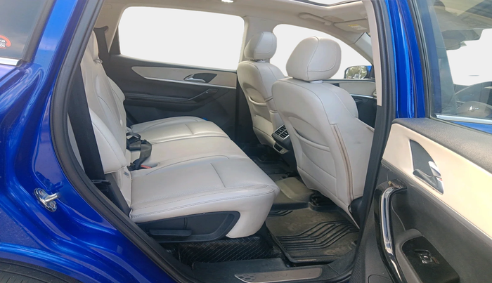 2022 Mahindra XUV700 AX 7 LUXURY D MT 7 STR, Diesel, Manual, 1,08,226 km, interior