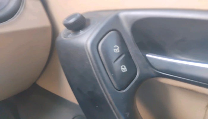 2015 Volkswagen Polo HIGHLINE1.5L, Diesel, Manual, 1,27,064 km, interior