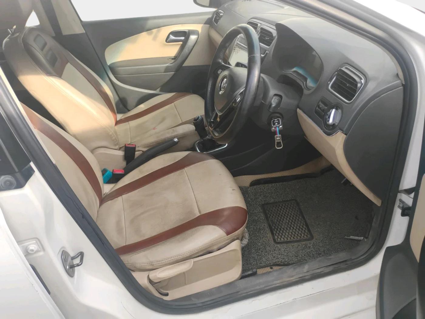 2015 Volkswagen Polo HIGHLINE1.5L, Diesel, Manual, 1,27,064 km, interior