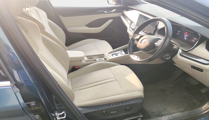 2023 Skoda Octavia STYLE 2.0, Petrol, Automatic, 22,128 km, interior