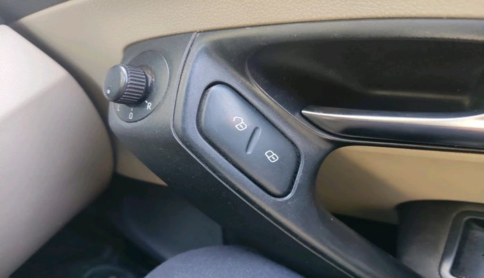 2013 Volkswagen Polo HIGHLINE DIESEL, Diesel, Manual, 1,60,469 km, interior