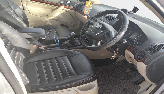 2011 Skoda Laura ELEGANCE 2.0 TDI CR MT, Diesel, Manual, 1,75,002 km, interior