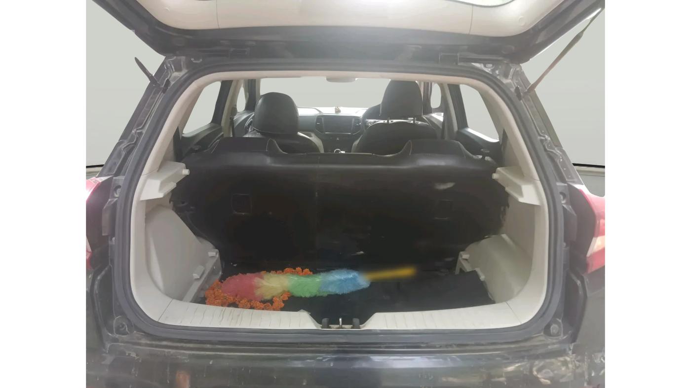 2022 Mahindra XUV300 W6 1.5 Diesel, Diesel, Manual, 1,02,667 km, exterior