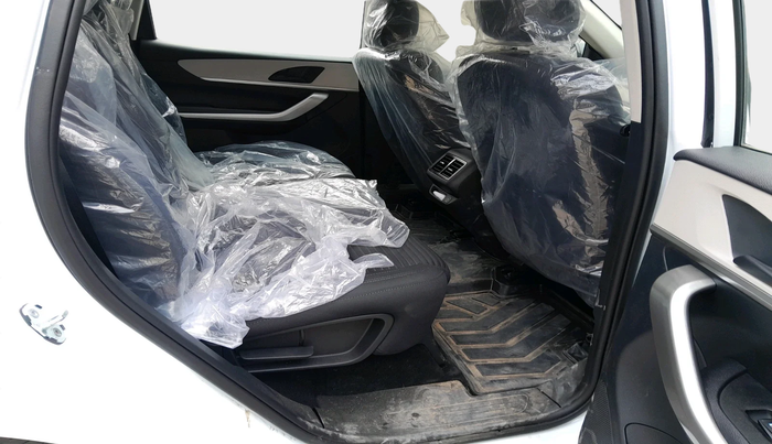 2025 Mahindra XUV700 MX Petrol MT 7 STR, Petrol, Manual, 268 km, interior